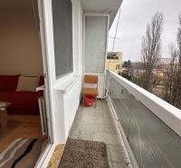 Balkon rekreačního apartmánu s výhledem na stromy v Dunajské Stredě.