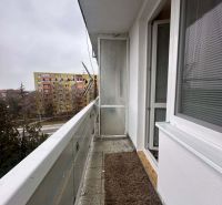 Balkon s kobercovou rohoží v Rekreačním apartmánu Dunajské Stredy, výhled na sídliště.