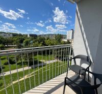 Balkon garsonky na Kysucké ulici v Košicích s výhledem na zeleň.