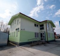 Budova ve městě Majer, Banská Bystrica s jasnou modrou oblohou. Zvláštní nemovitosti.