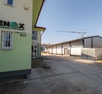 Průmyslová zóna ve Stavební, Majer, okres Banská Bystrica s administrativní budovou.
