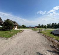 Chata v Liptovské Sielnici, příjezdová cesta, travnatá plocha a pohled na hory.