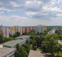 Bratislava-Petržalka, Lachova: Pestrobarevné bytovky obklopené zelení a městským prostředím.