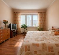 Ložnice ve 4pokojovém bytě s podlahou s dřevěným dekorem a jemným osvětlením.