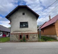 Rodinný dům ve Stankovanech s kamennou základnou a jednoduchou bílou fasádou.