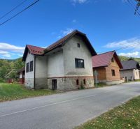 Rodinný dům ve Stankovanech s tradiční architekturou u klidné ulice v přírodě.