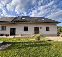 Rodinný dům na Krmeši v Liptovském Mikuláši se solárními panely a upravenou předzahrádkou.