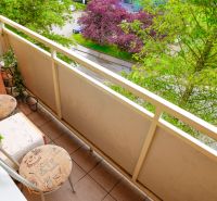 Balkon s výhledem na zelené stromy v 2pokojovém bytě na Trenčianské v Nové Dubnici.