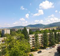 Pohled na obytné budovy obklopené zelení na Trenčianské ulici v Nové Dubnici.
