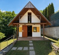 Chata na Klučině v Považské Bystrici obklopená přírodou s dřevěnými detaily.