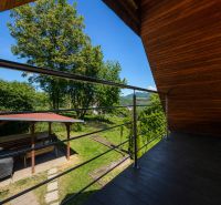 Balkon chaty s výhledem na zeleň a altán na ulici Klučina, Považská Bystrica.