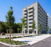 Bytový dům na Ivanské cestě v Ružinově, Bratislava, obklopený zelení a parkováním.