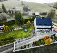 Rodinný dům v Makově s rozlehlou zahradou a stromy, z ptačí perspektivy.