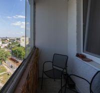 Balkon s výhledem, Segnerova, Bratislava – Karlova Ves, 2-pokojový byt. Na židlích terasa.