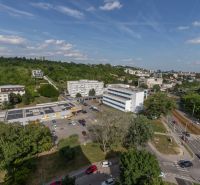 Výhled na zelené oblasti a budovy v Bratislavě - Karlově Vsi, Segnerova, blízko 2-pokojových bytů.