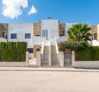 Rekreační apartmán v Cala Murada na Mallorce s moderní fasádou a zeleným plotem.