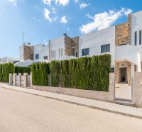 Rekreační apartmán v Cala Murada na Mallorce s řadovou zástavbou obklopenou zelení.