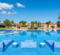 Bazén obklopený palmami v rekreačním apartmánu Cala Murada Mallorca.