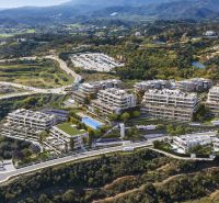 Letecký pohled na rekreační apartmány obklopené přírodou ve městě Estepona.