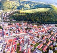 Letecký pohled na historické centrum a okolí Banské Bystrice.