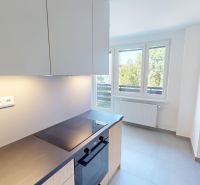Kuchyně v 2-pokojovém bytě se sklokeramickou varnou deskou a velkým oknem.