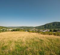 Krajina s loukami a kopci na Partizánské cestě v Banské Bystrici, vhodná na pozemky - bydlení.