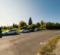 Silnice s parkujícími auty a billboardem na Partizánské cestě, Banská Bystrica, Pozemky - bydlení.