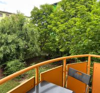 Balkon 3-pokojového bytu na Hroznové ulici v Pezinku s výhledem na zeleň.