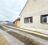 Rodinný dům na Krajinské ulici v Podunajských Biskupicích, Bratislava, s přístupovou cestou.