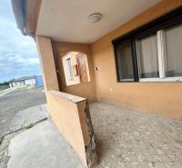 Rodinný dům na Krajinské ulici v Bratislavě - Podunajských Biskupicích má vydlážděnou terasu.
