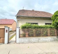 Rodinný dům na Krajinské ulici v Bratislavě - Podunajských Biskupicích s plotem a předzahrádkou.