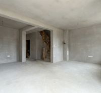 Hrubý interiér v rodinném domě se schodištěm a přípravou pro elektroinstalaci.
