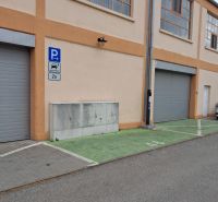 Parkovací místa u skladů a hal na Coburgově ulici v Trnavě.