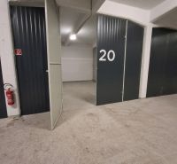 Otevřené skladové dveře s číslem 20 na podlaze s betonovým dekorem ve skladech a halách.