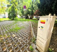 V Košicích na Kaštanové ulici se nachází parkoviště s travnatou dlažbou a zákazem parkování.