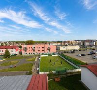 Ulice Gen. M. R. Štefánika v Kežmarku, venkovní sportoviště s parkem a parkovacími místy.
