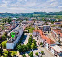 Púchov, Mudroňova ulice: letecký pohled na obytné a komerční budovy v okolí.