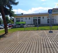 Obchodní prostory v Žiaru nad Hronom s parkovištěm a přírodním okolním prostředím.