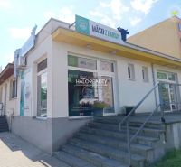 Obchodní prostory v Žiaru nad Hronom s reklamami na maso z farmy a vstupním schodištěm.
