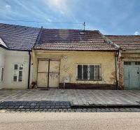 Rodinný dům na Pekárenské ulici v Trnavě s tradiční fasádou a starší střechou.