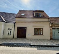 Rodinný dům na Pekárenské ulici v Trnavě s klasickou fasádou a šikmou střechou.