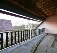 Balkon rodinného domu v Trenčianských Teplicích s výhledem na střechy a přírodu.