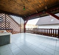 Terasa v rodinném domě s dřevěným stropem a výhledem v Trenčianských Teplicích.