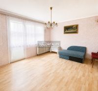 Obývací pokoj s podlahou s dřevěným dekorem a nábytkem v rodinném domě.