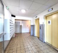 Vstupní hala s poštovními schránkami a výtahy na Ipeľské ulici v Podunajských Biskupicích.