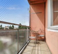 Balkon s výhledem ve 2-pokojovém bytě na Rovníkové ulici v Bratislavě - Ružinově.