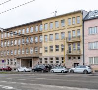 Budova se čtyřmi patry a graffiti v přízemí v Košicích - Starém Městě.
