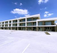 V Galante se nachází třípatrový komplex s parkovacím prostorem před budovou.