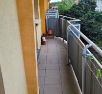 Balkon v 3-pokojovém bytě s výhledem na zeleň v Bratislavě, Novém Městě na Teplické.