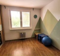 Dětský pokoj ve 3-pokojovém bytě s podlahou s dřevěným dekorem a kreativní stěnou.